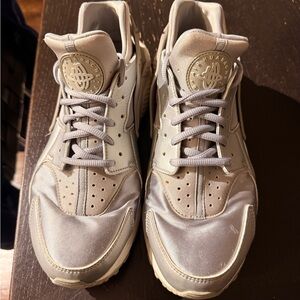 Nike Women's Gray Athletic Shoes